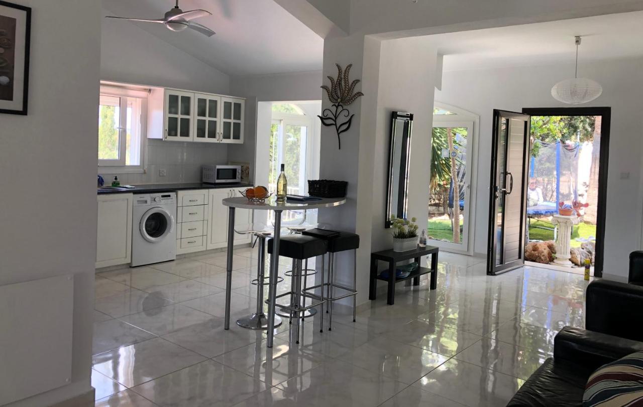 Villa Neyla Four Bedroom Coral Bay Beach Front Exterior foto