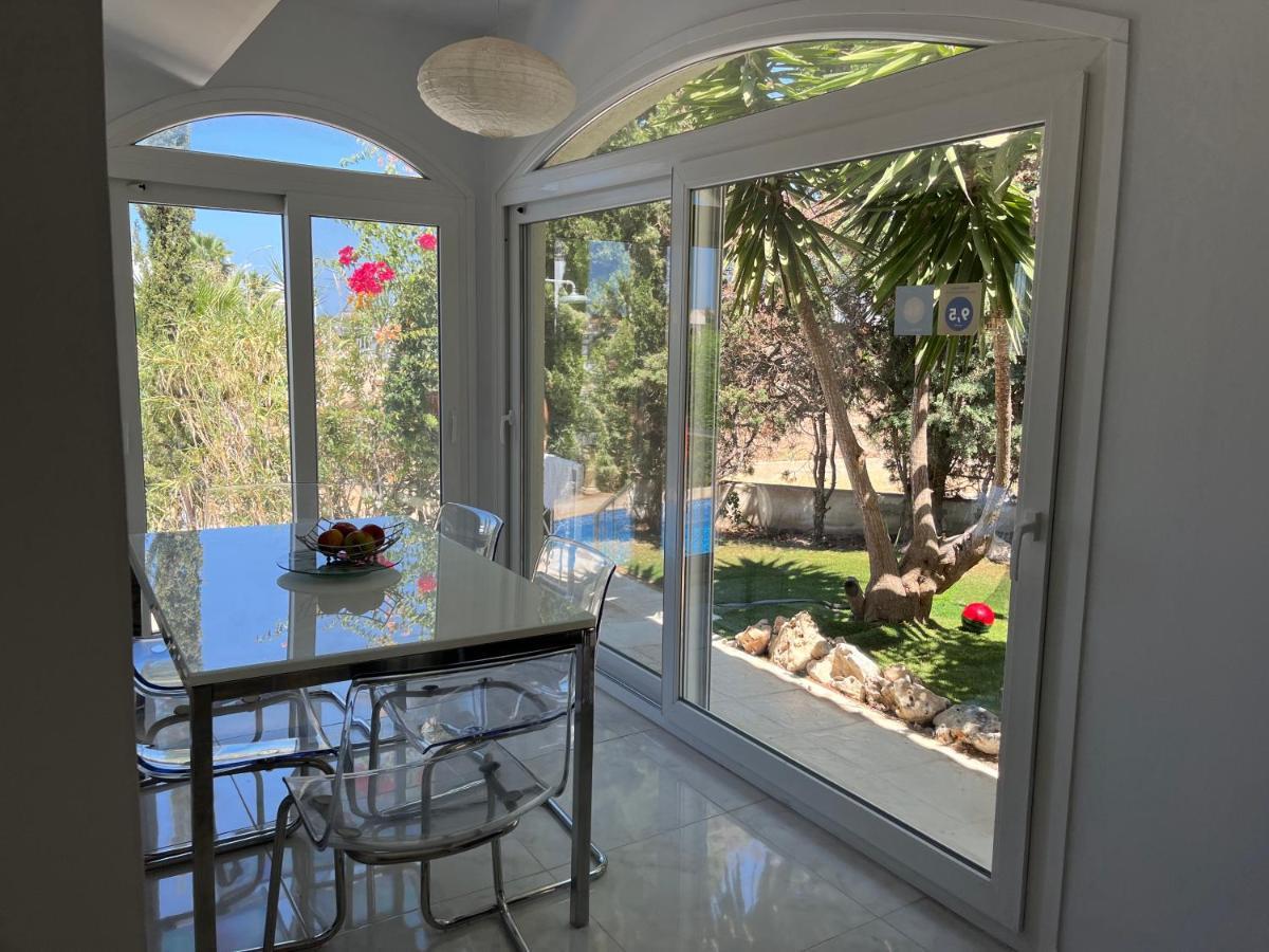 Villa Neyla Four Bedroom Coral Bay Beach Front Exterior foto