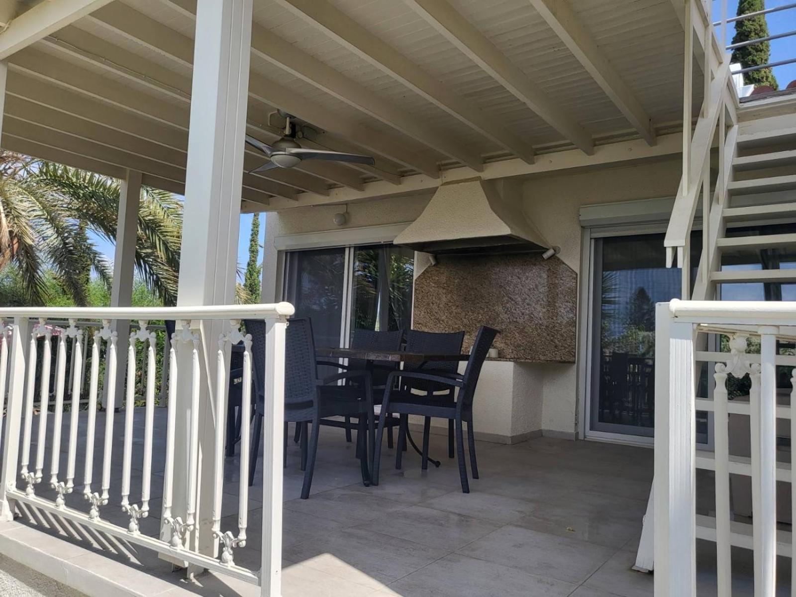 Villa Neyla Four Bedroom Coral Bay Beach Front Exterior foto