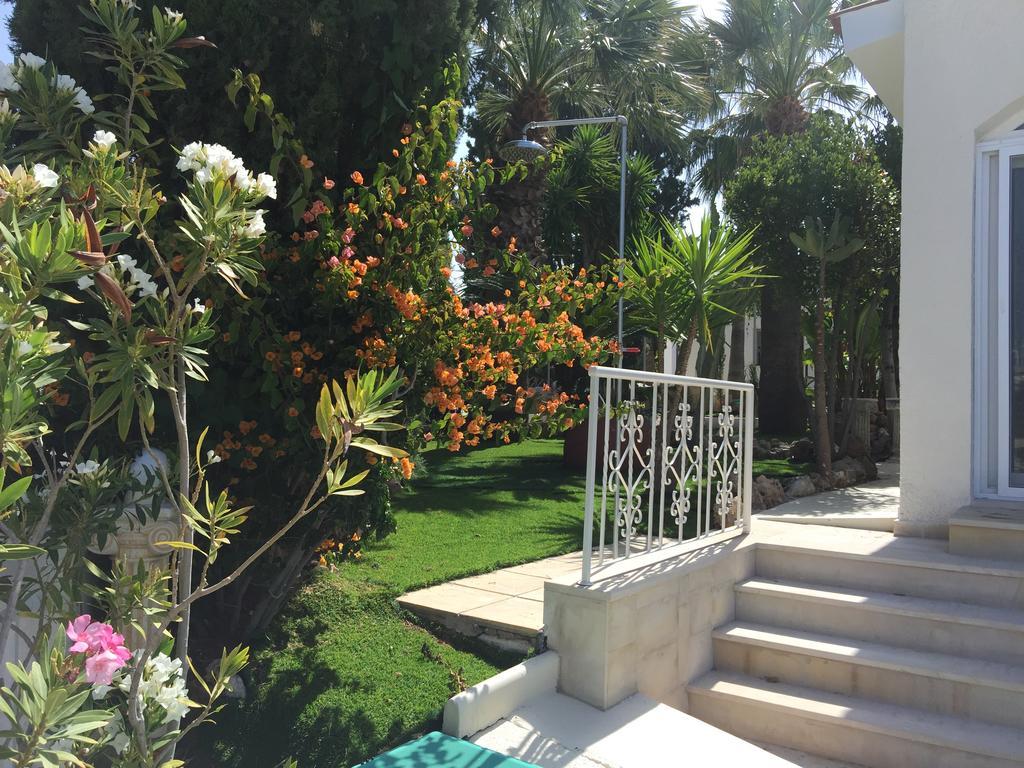 Villa Neyla Four Bedroom Coral Bay Beach Front Exterior foto